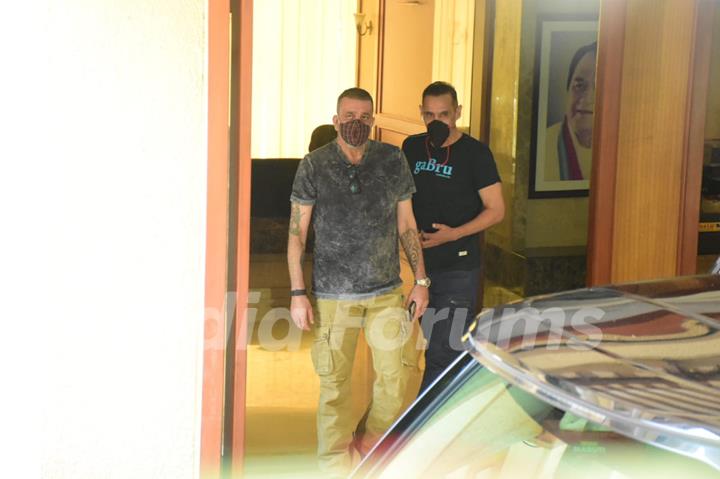 Sanjay Dutt snapped before leaving for shoot amid his Cancer Treatment!