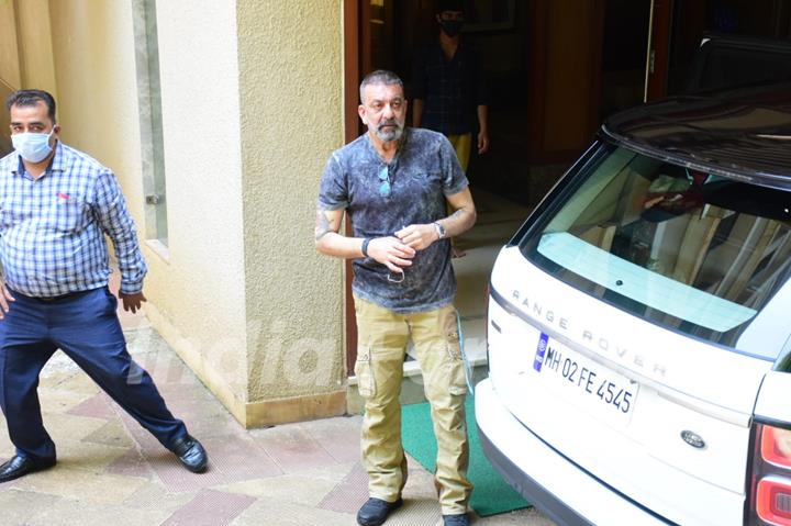 Sanjay Dutt snapped before leaving for shoot amid his Cancer Treatment!