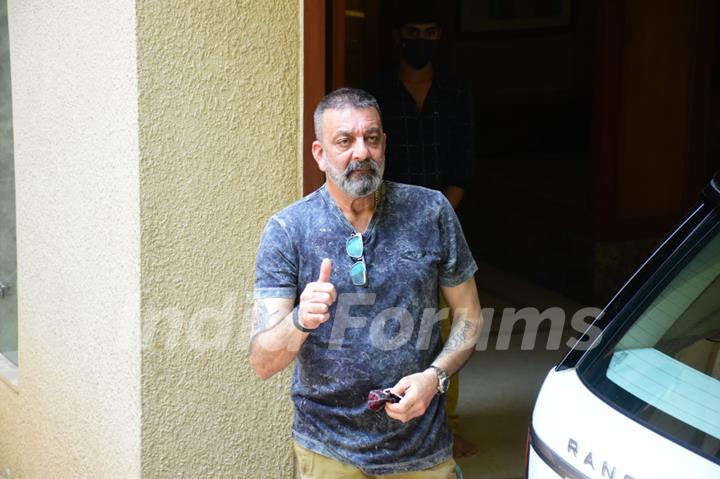 Sanjay Dutt snapped before leaving for shoot amid his Cancer Treatment!