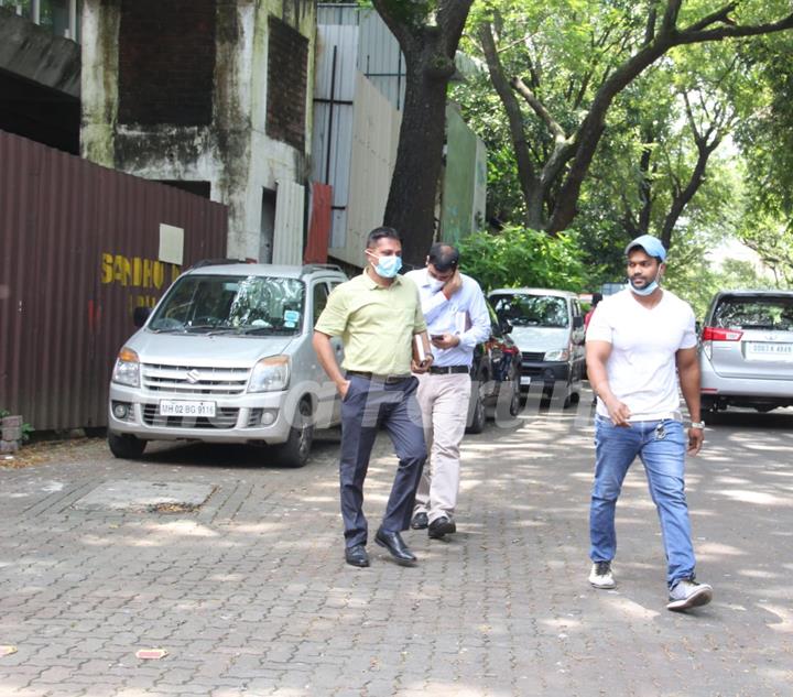 Police officers arrive at Kangana Ranaut office!
