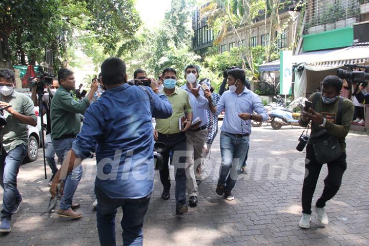 Police officers arrive at Kangana Ranaut office!