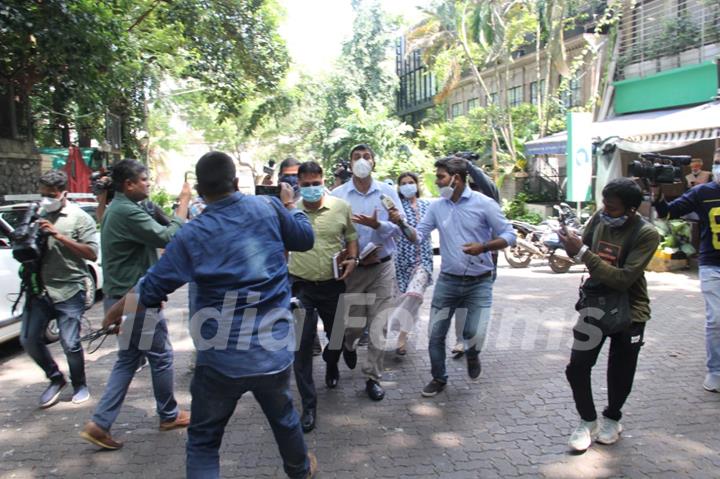 Police officers arrive at Kangana Ranaut office!