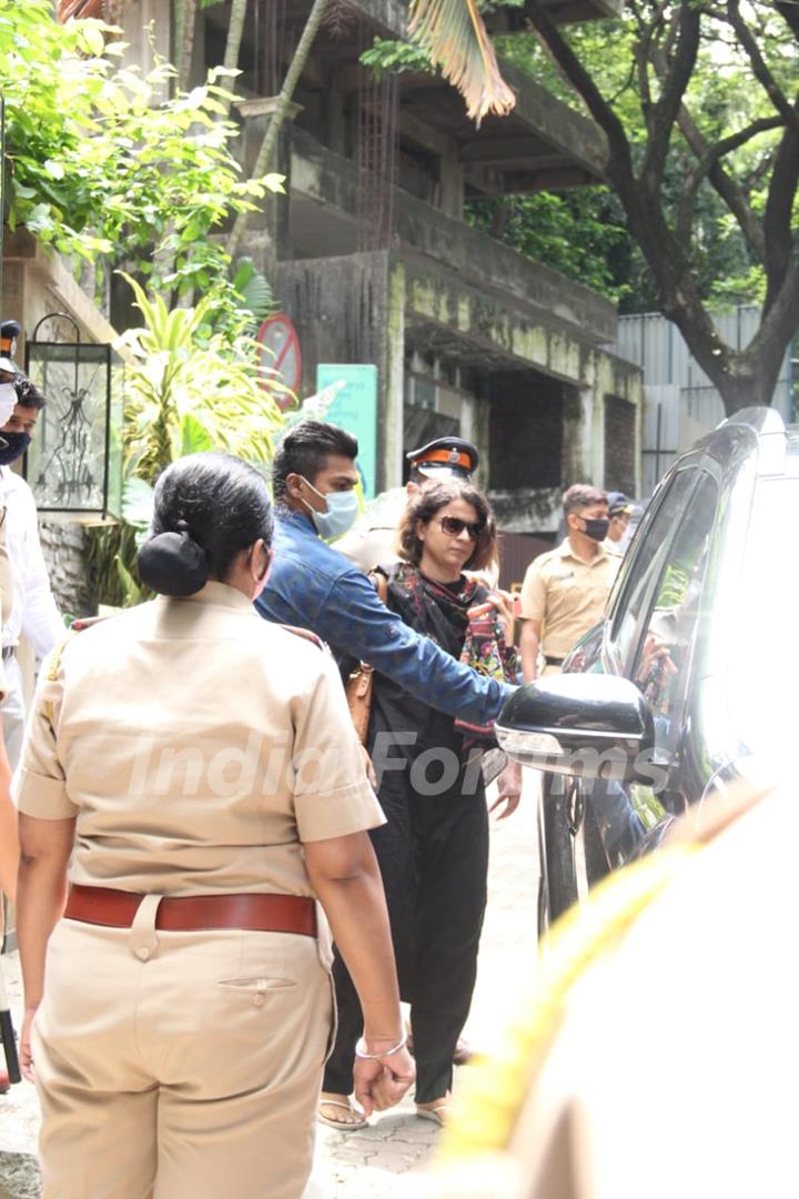 Rangoli Chandel visits sister Kangana Ranaut's office! 