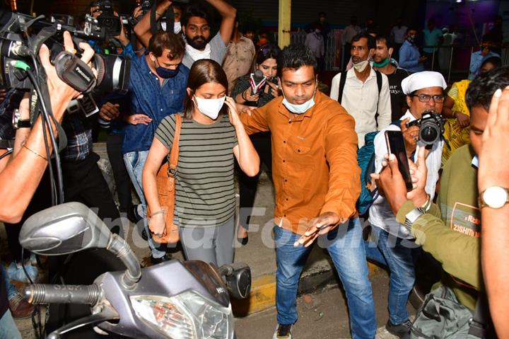 Kangana’s sister Rangoli Chandel snapped at Khar!