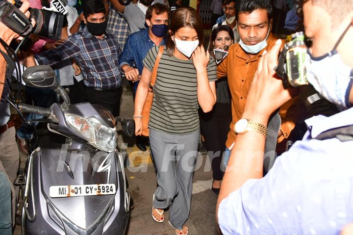 Kangana’s sister Rangoli Chandel snapped at Khar!