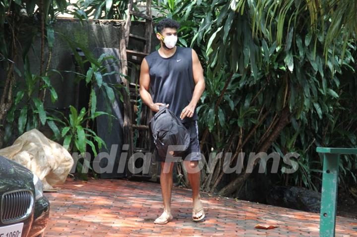 Aditya Roy Kapur snapped at Pali Hill, Bandra 