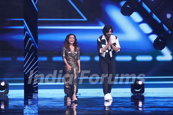 Singer Neha Kakkar and Sunny Kaushal celebrate Retro Special on India’s Best Dancer 