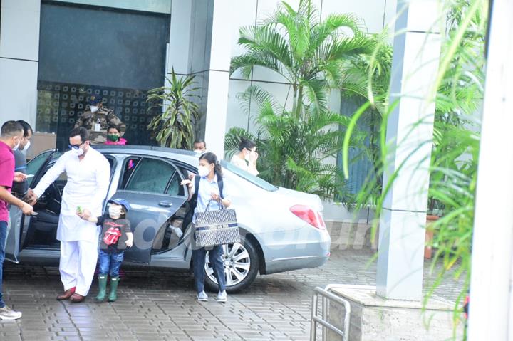 Saif Ali KHan, Taimur Ali Khan and Kareena Kapoor Khan snapped at Airport