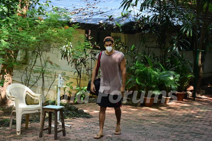 Aditya Roy Kapur snapped in Pali Hill, Bandra