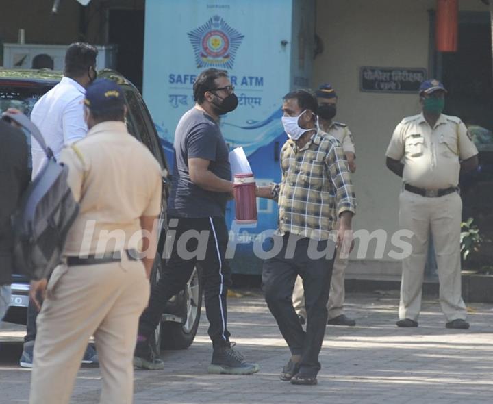 Anurag Kashyap arrives at Versova police station for questioning over Sexual Assault Allegations by Payal Ghosh!