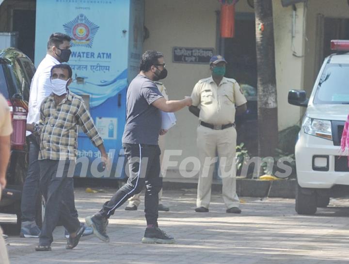 Anurag Kashyap arrives at Versova police station for questioning over Sexual Assault Allegations by Payal Ghosh!