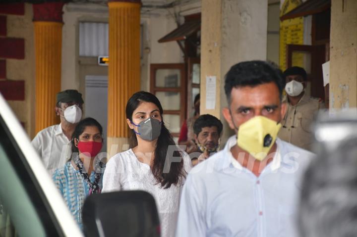 Rhea Chakraborty at Santacruz Police Station after being Bailed!