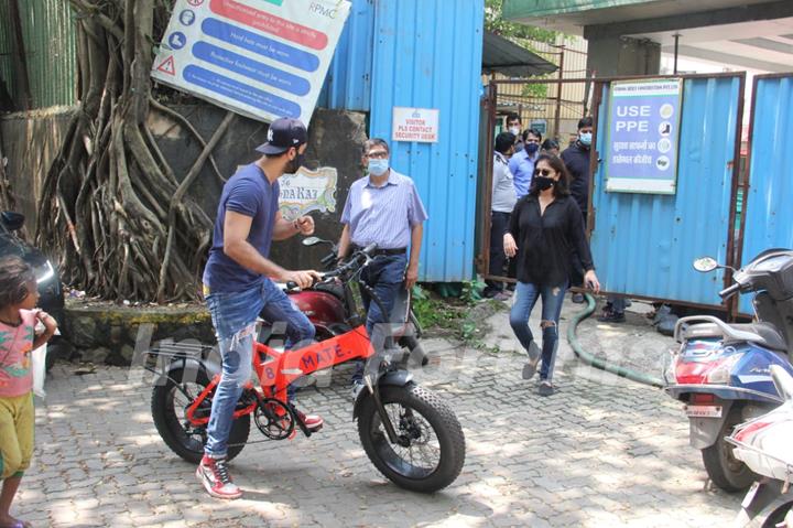 Ranbir Kapoor and Neetu Singh Kapoor snapped around the town