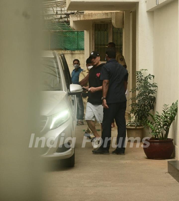 Akshay Kumar leaves for Sunny Super Sound in Juhu