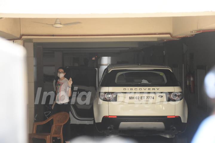 Karisma Kapoor at Kareena Kapoor's house