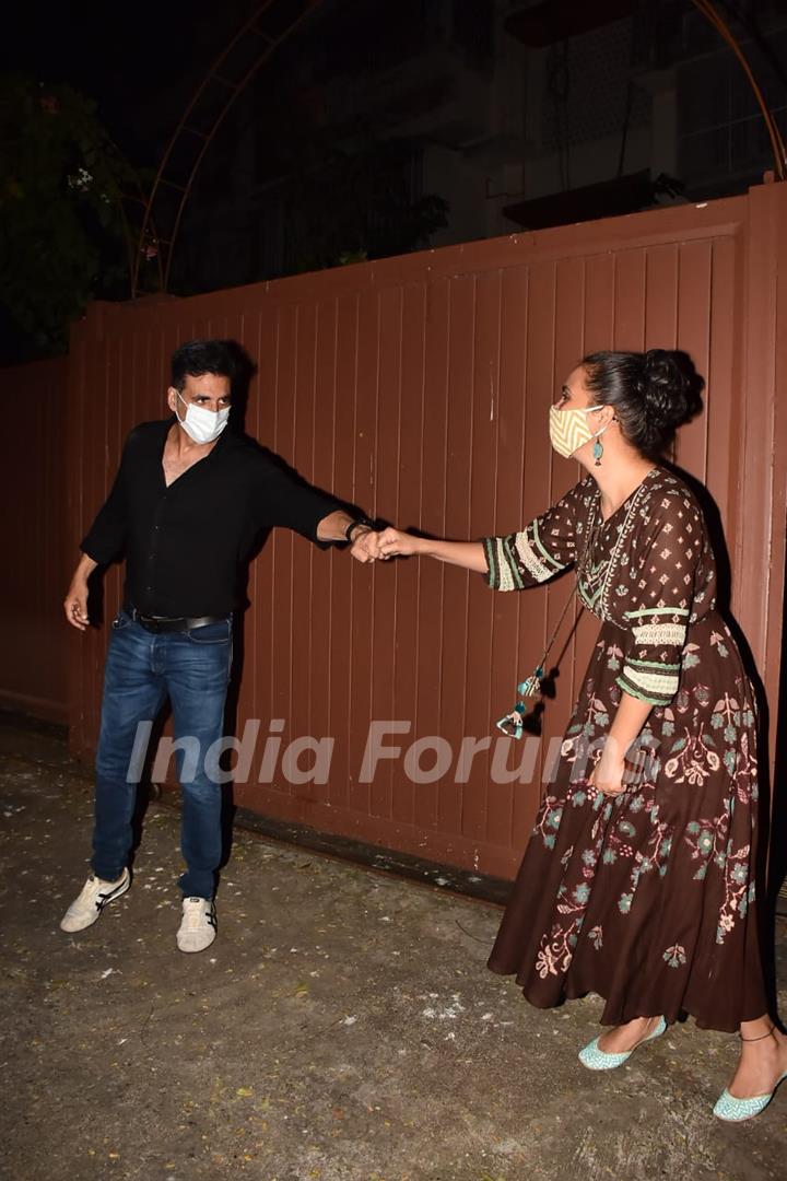 Akshay Kumar and Lara Dutta fist-bump outside her house in Bandra