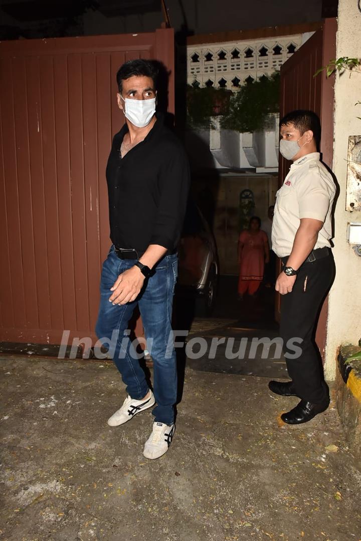 Akshay Kumar snapped at at Lara Dutta's house in Bandra