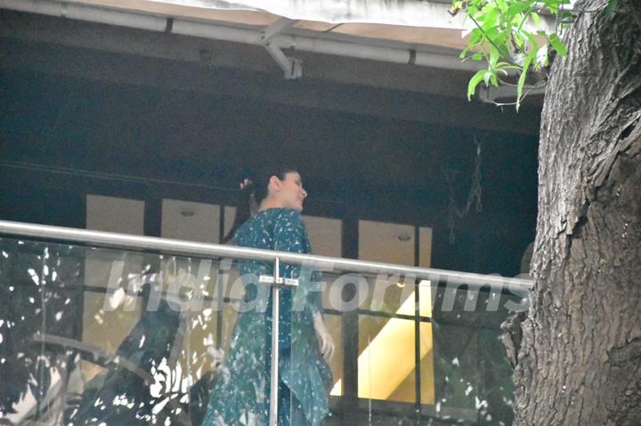 Kareena Kapoor Khan snapped in her balcony