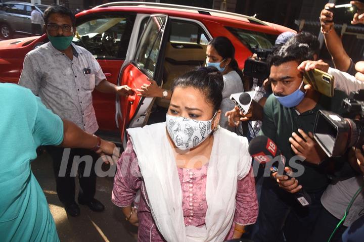 Bharti Singh and Husband Haarsh Limbachiyaa arrive at NCB office