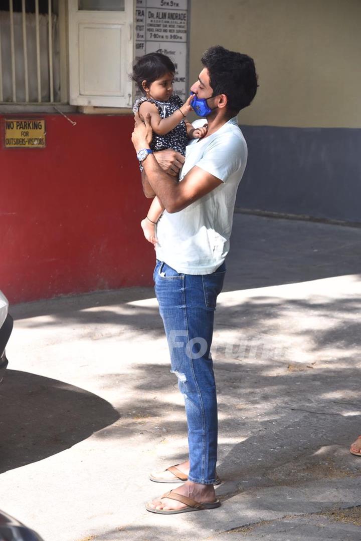 Cricketer Dhaval Kulkarni with baby and wife snapped at Bandra!