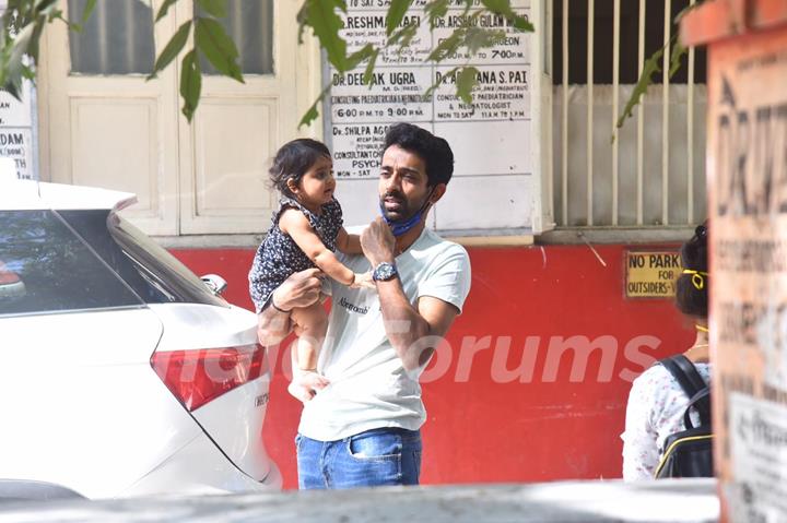 Cricketer Dhaval Kulkarni with baby and wife snapped at Bandra!