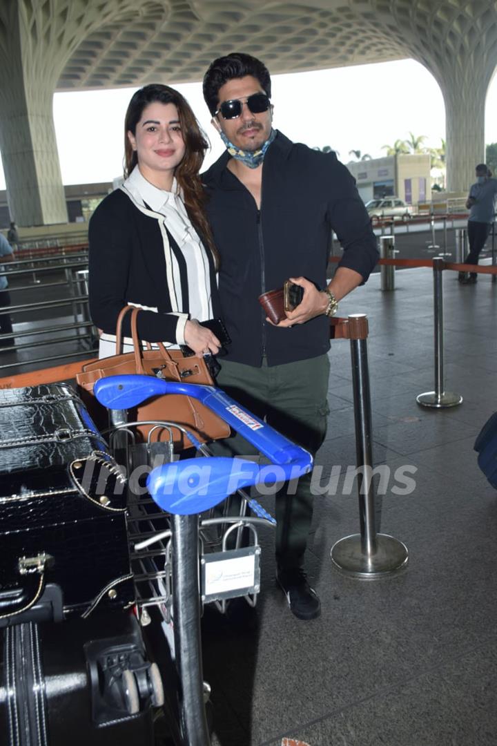 Kainaat Arora snapped at airport