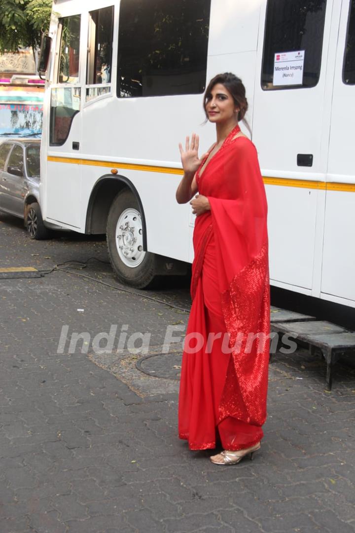 Aahana Kumra snapped on Location of Shoot in Bandra