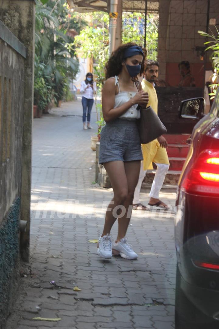 Taapsee Pannu snapped outside Rakeysh Omprakash Mehra's office in Bandra