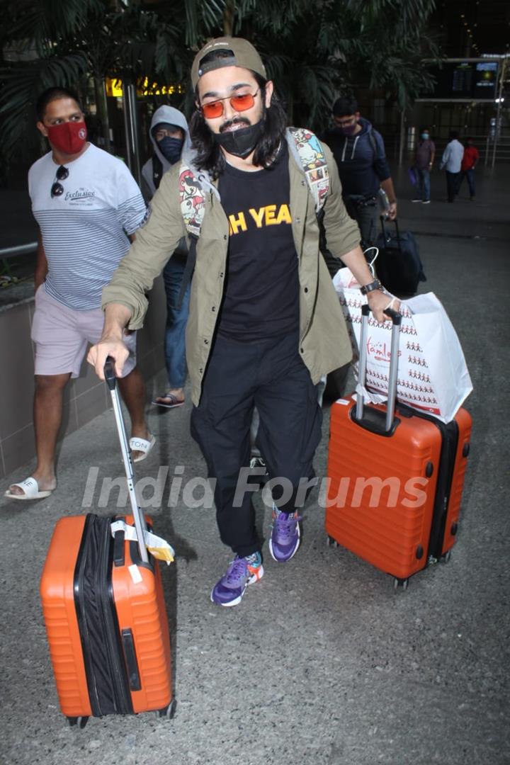 Bhuvam Bam snapped at airport 