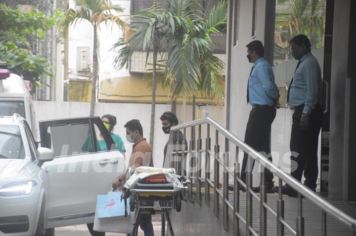 Arjun Kapoor and sister Anshula Kapoor snapped at Hinduja Hospital