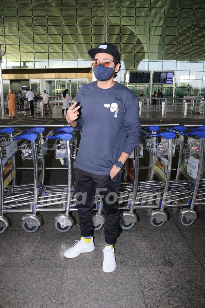 Divyendu Sharma spotted at airport