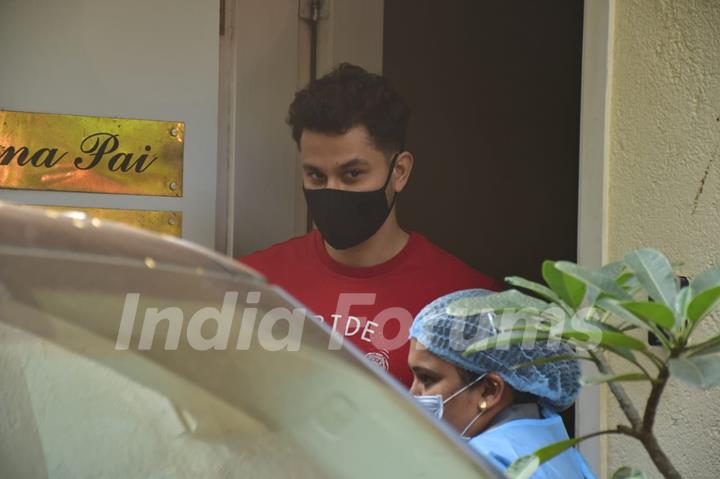 Kunal Khemu and Soha Ali Khan spotted at a clinic