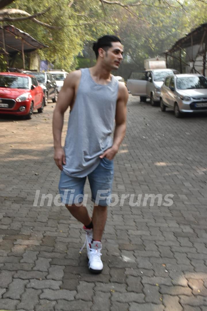 Priyank Sharma at Mira Road on Shoot Location!