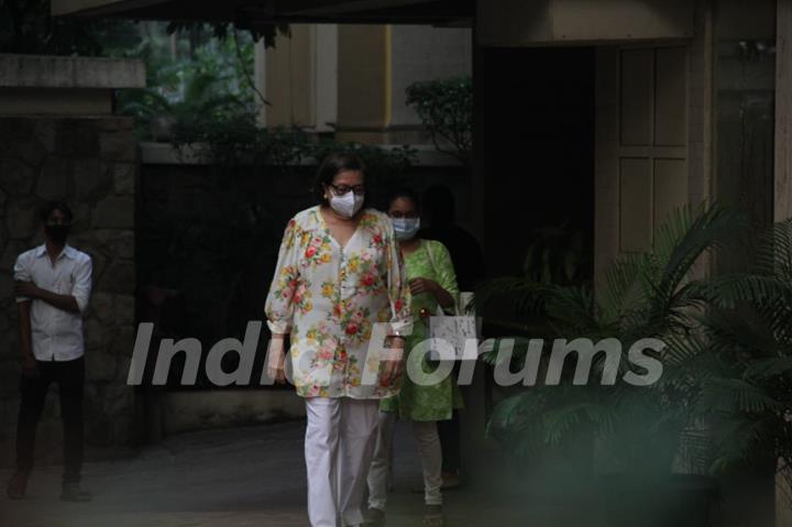 Kareena Kapoor Khan snapped with mother Babita Shivdasani and sister Karisma Kapoor