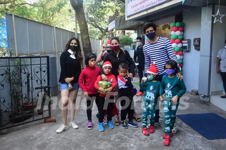 Riteish Deshmukh and Genelia Deshmukh snapped with kids at Christmas Party! 