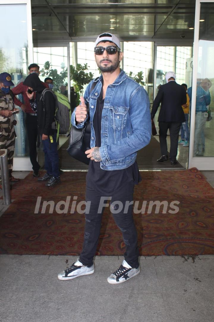 Prateik Babbar snapped at airport