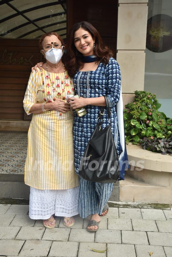 Ridhima Pandit snapped with mother at Juhu