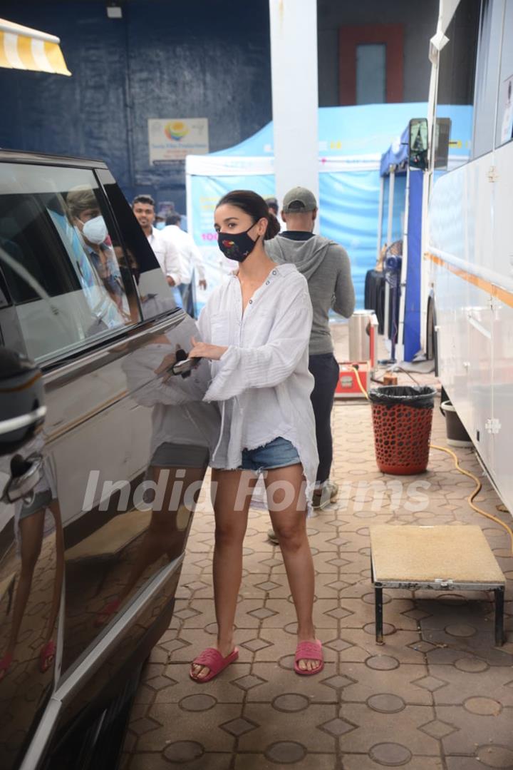 Alia Bhatt snapped at Filmcity for a shoot