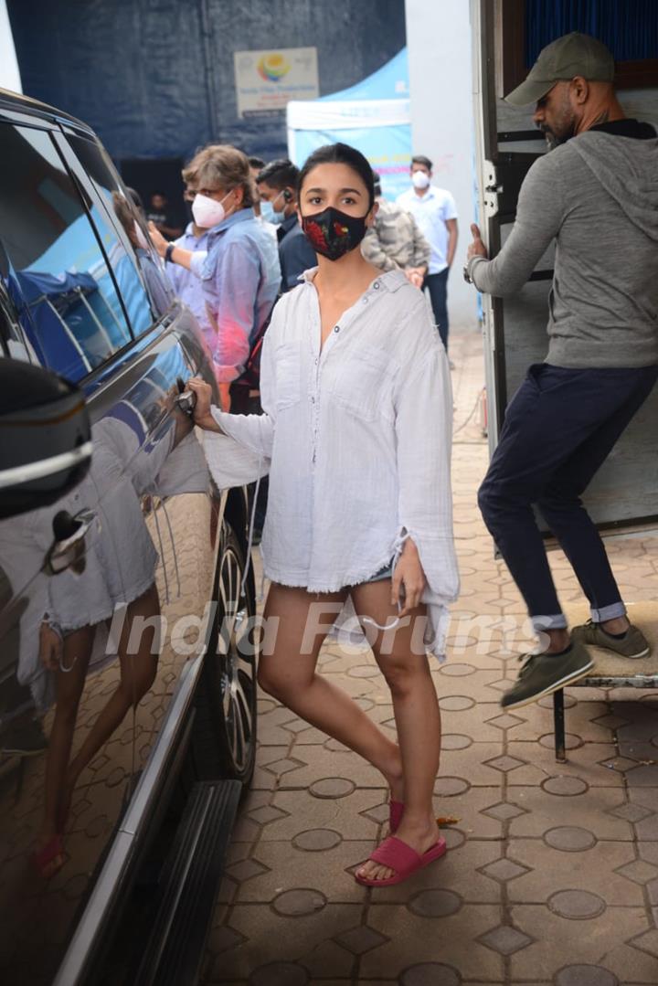 Alia Bhatt snapped at Filmcity for a shoot