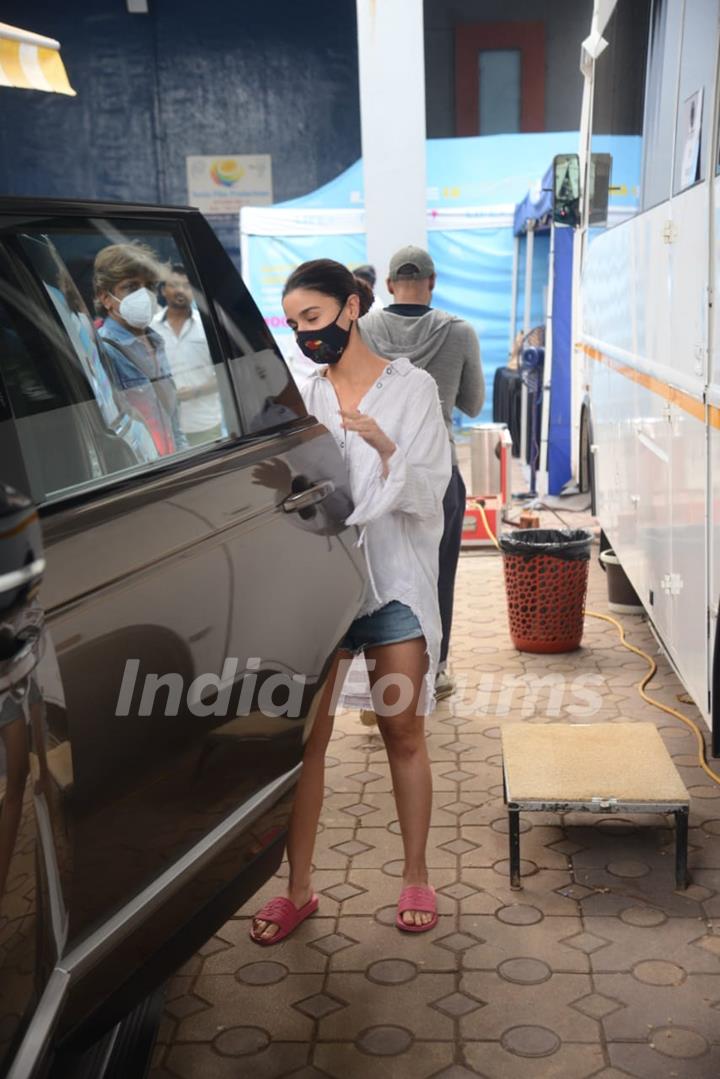 Alia Bhatt snapped at Filmcity for a shoot