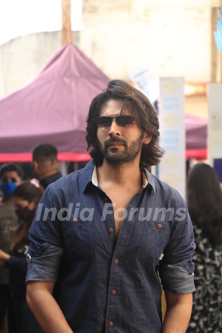 Kartik Aaryan snapped at shoot location in Filmcity