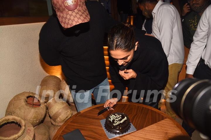 Deepika Padukone celebrates birthday with Paparazzi