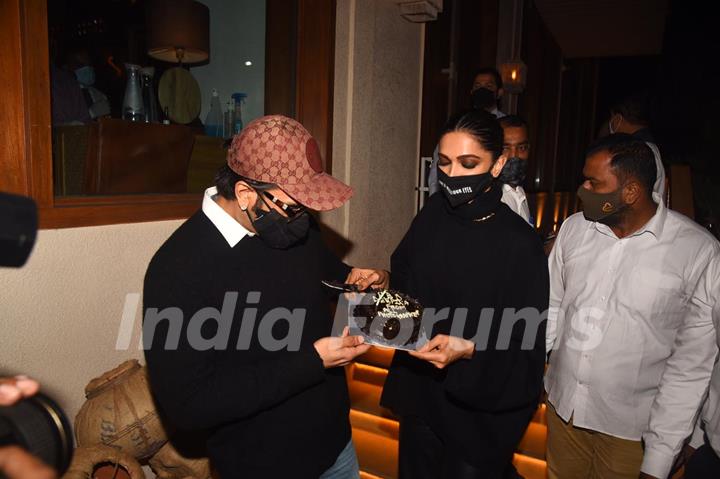 Deepika Padukone celebrates birthday with Paparazzi