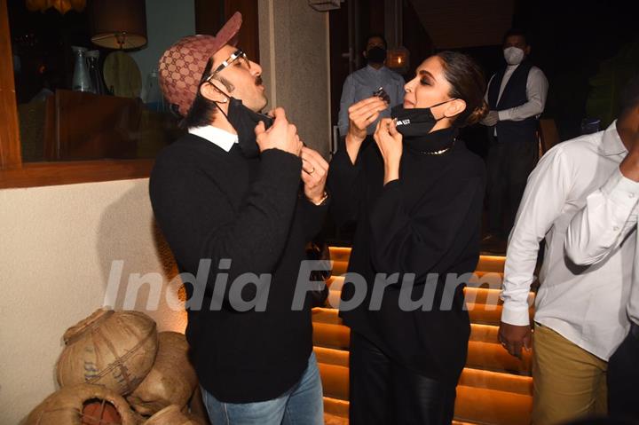 Deepika Padukone celebrates birthday with Paparazzi