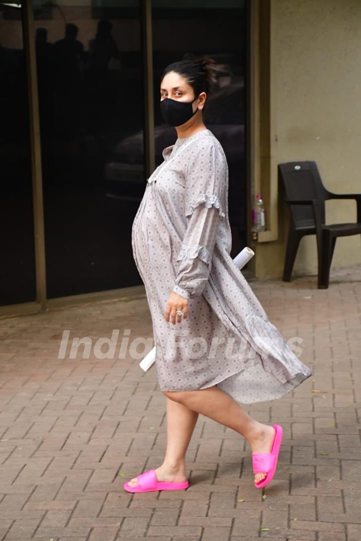 Mommy-to-be Kareena Kapoor Khan snapped at Bandra!