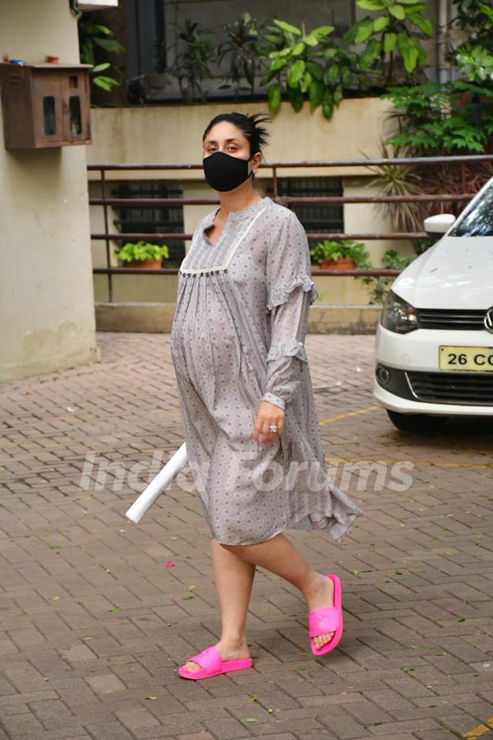 Mommy-to-be Kareena Kapoor Khan snapped at Bandra!