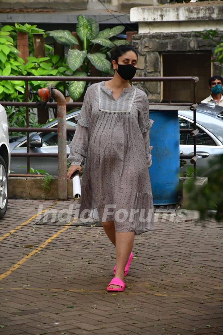 Mommy-to-be Kareena Kapoor Khan snapped at Bandra!