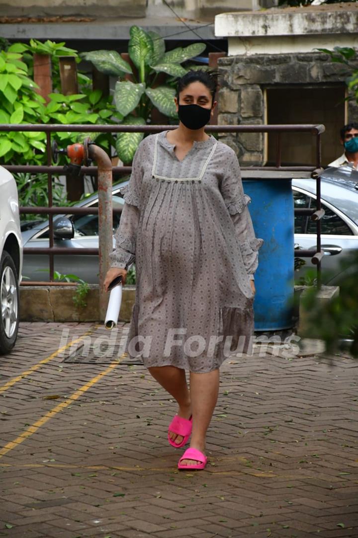 Mommy-to-be Kareena Kapoor Khan snapped at Bandra!