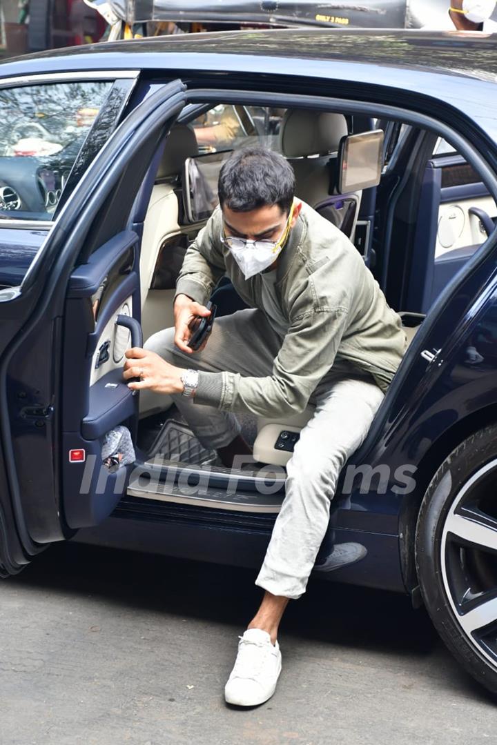 Virat Kohli and Anushka Sharma head out for a Lunch Date...