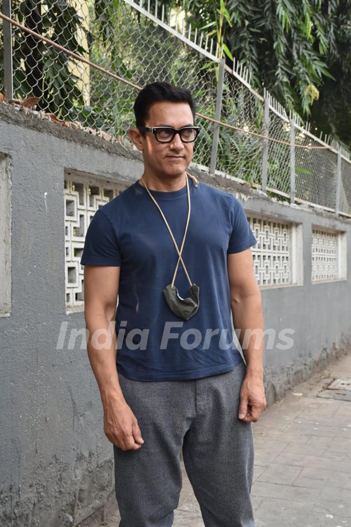 Aamir Khan sanpped at Juhu